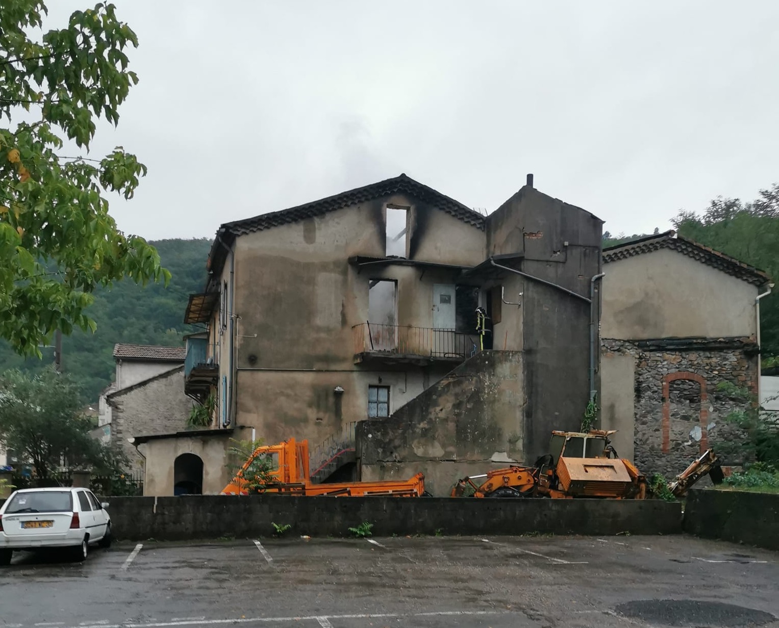 La foudre provoque un incendie dans une maison (  Molières-sur-Cèze )