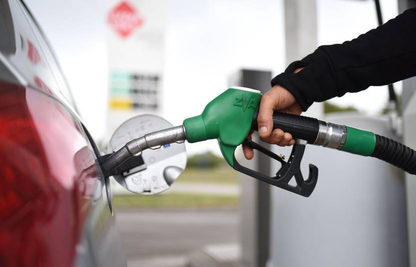 Hausse des prix des carburants – un chèque d’aide sur le modèle du chèque énergie