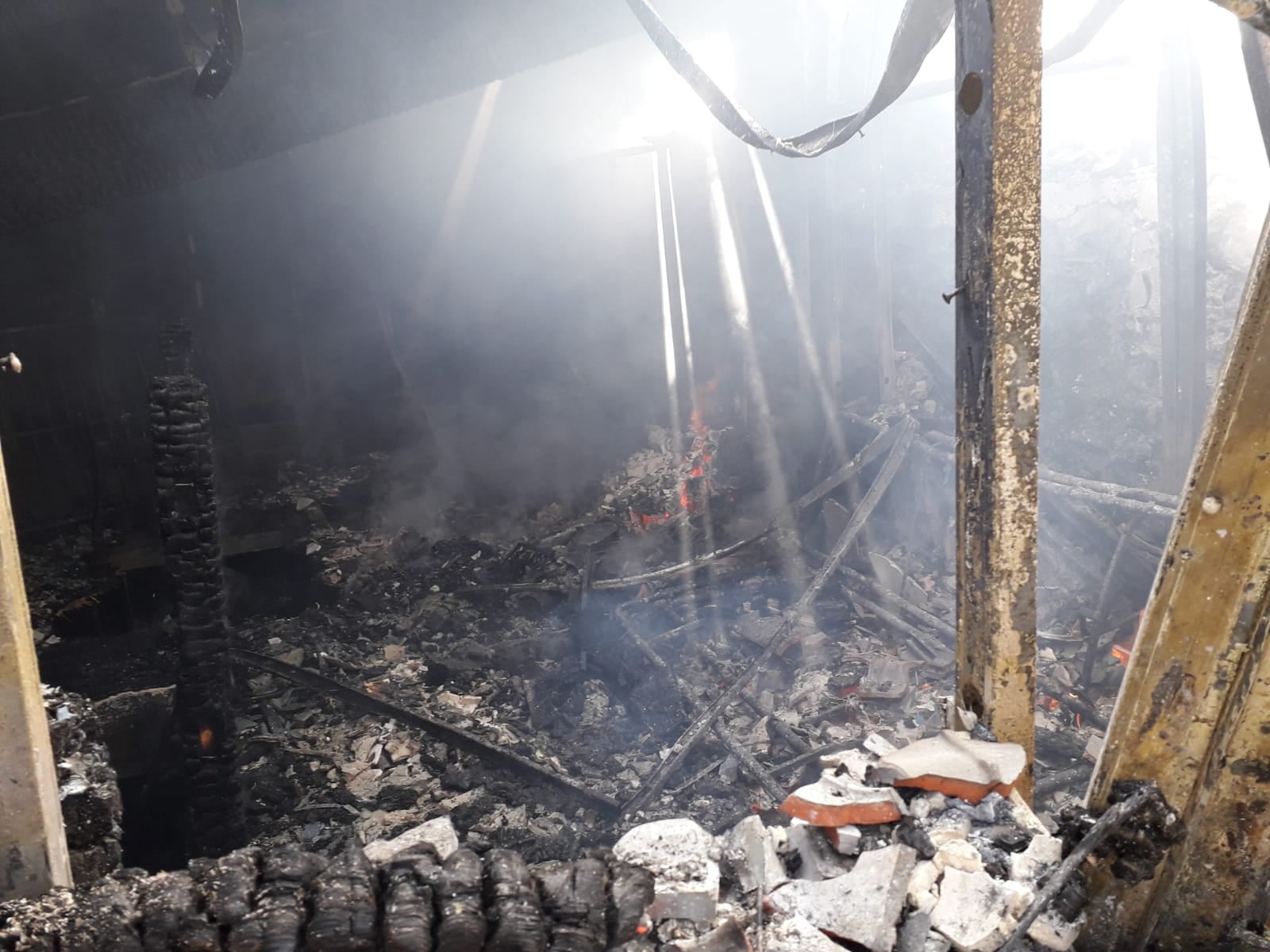 Un appartement entièrement détruit par le feu à Saint-Julien-de-Cassagnas