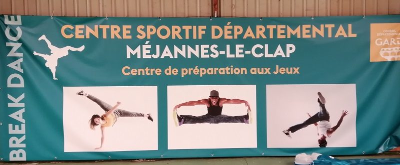 Mejannes Le Clap : Le Centre départemental dévoile les  banderoles des JO