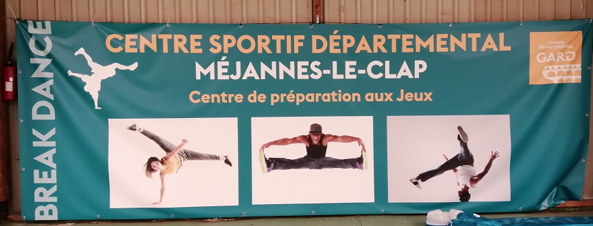 Mejannes Le Clap : Le Centre départemental dévoile les  banderoles des JO