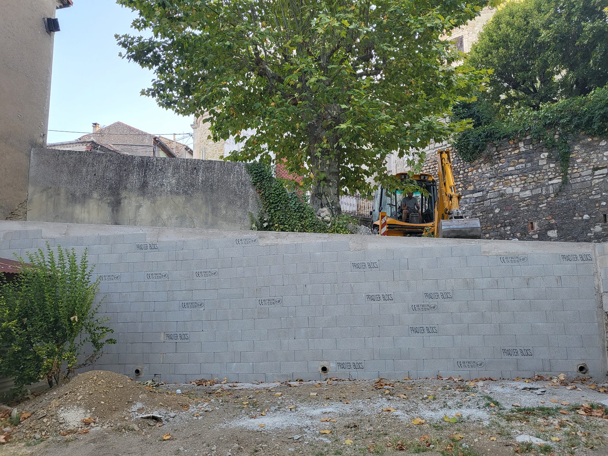 Saint-Victor-de-Malcap : Les travaux du mur du presbytère se poursuivent